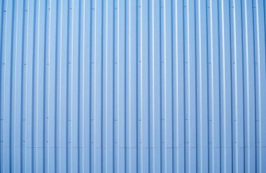 Mavi kıvrımlı metal duvar yüzeyi. Örtülü çarşaf arka planı. soğuk gölge