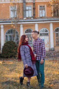 Sonbahar parkında birbirlerine aşık genç ve mutlu bir çift birbirlerine sarılıp öpüşüyorlar. Romantik çift şehir parkında mutlu anların tadını çıkarıyor. Aşk ve şefkat, flört.