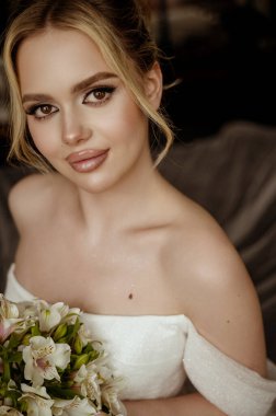 Güzel gelin düğün çiçek kokulu, gelinlik çekici kadın. Mutlu yeni evli bir kadın. Gelin düğün makyaj ve saç modeli ile. Gülümseyen gelin. Düğün günü. Güzel gelin. 