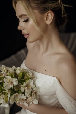 Çiçekli güzel gelin buketi, gelinlikli çekici kadın. Mutlu yeni evli kadın. Düğün makyajlı ve saç stili gelin. Gülümseyen gelin. Göz kamaştırıcı gelin, profilde portre