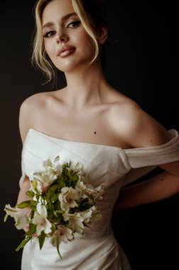 Konsept ve şık gelin arkasında güzel bir düğün buketi taşıyor. Yüksek kalite fotoğraf