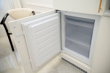 Buzdolabının kapısını aç, boş ve temiz. Temizlikten sonra içi boş buzdolabı. Dahili cihazların yakın çekim görüntüleri. Yüksek kalite fotoğraf