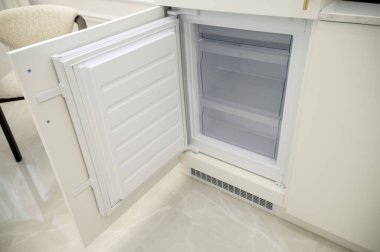 Buzdolabının kapısını aç, boş ve temiz. Temizlikten sonra içi boş buzdolabı. Yüksek kalite fotoğraf