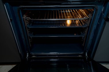 Sıcak hava vantilatörlü elektrikli fırını boşalt. Siyah fırın. Yeni fırın. Kapı açık ve ışık açık. Yüksek kalite fotoğraf