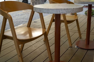 Kumaş için kahve dükkanında masa ve sandalye. Hafif ahşap sandalye ve yuvarlak mermer masa. Yüksek kalite fotoğraf