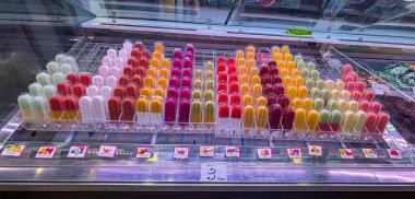 Canlı, tropikal ve egzotik aromalı buzlu dondurma dizisi cam soğutmalı vitrinde düzenlenir..