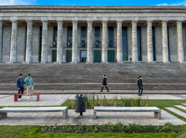 Buenos Aires 'teki Hukuk Fakültesi' nin (Facultad de Derecho) büyük cephesi. Heybetli bina banklar ve yeşillikler tarafından çerçeveleniyor..
