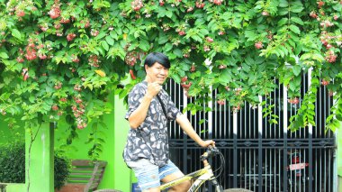 Jasmine Plants 'ın önünde yakışıklı genç adam pozu - 17 Şubat 2025