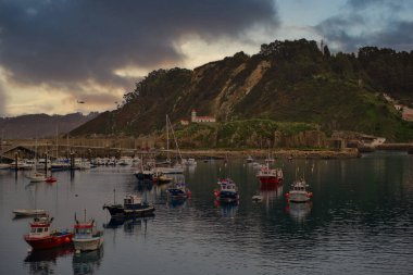 Un precioso pueblo de pesquadores lleno de barcos pesquero amarrados en la bocana del puerto