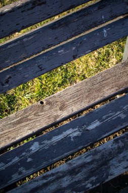 Parktaki eski boş sandalye.