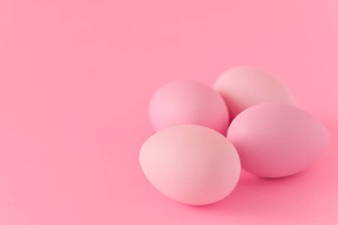 Pembe arka planda minimum pembe Paskalya yumurtaları
