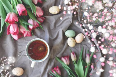 Taze lale ve paskalya yumurtalı çay.