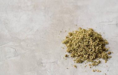 Gri arkaplanda esrar