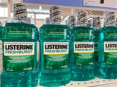 Newmarket, Ontario, Kanada - 2 Temmuz 2023: Bir mağaza rafında Listerine Freshburst marka gargara şişeleri