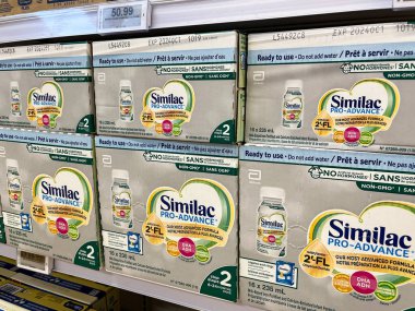 Newmarket, Ontario, Kanada - 20 Ekim 2023: Real Canadian Superstore 'da Similac bebek mamasıyla rafları depola