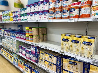 Newmarket, Ontario, Kanada - 20 Ekim 2023: Real Canadian Superstore 'da bebek maması stoklanmış raflar