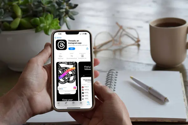 Newmarket, Ontario, Kanada - 6 Temmuz 2023: Ekranda İp İnstagramı uygulaması olan kişinin elleri modil telefonu