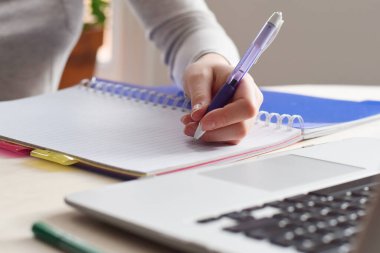 Not defterine el yazısı yazan genç kız.