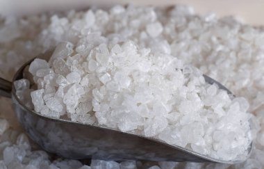 Büyük kristaller su yumuşatıcı tuzluğu yakın plan çekimde yumuşatır.