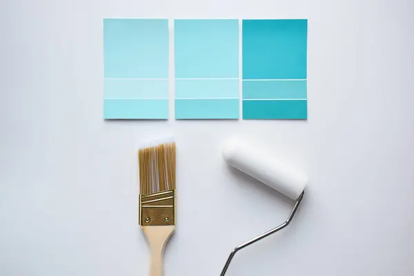 Boya fırçalı mavi boya örnekleri, beyaz arka planda boya silindiri.