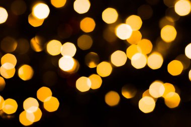 Koyu arkaplan ile bokeh altın çözülmüş ışıklar