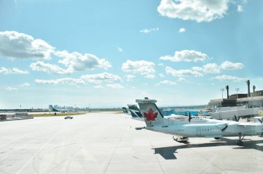 Ağustos 2021 'de Calgary, Alberta' daki Air Canada ve West Jet havayolları da dahil olmak üzere havaalanı terminalinde kuyruğa girdiler.