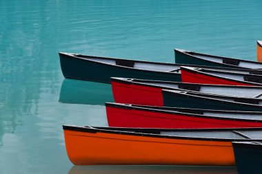 Turkuaz göle dizilmiş renkli kano. 