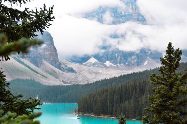 Dağlarla çevrili turkuaz mavi göl manzarası
