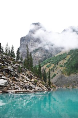 Dağları ve turkuaz gölü olan doğa manzarası