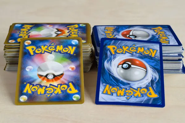 30 Ocak 2024 - Newmarket, Ontario, Kanada: Sırtları farklı iki poker kartı yığını