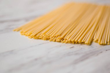 Mermer tezgahın üstünde kurutulmuş makarna.