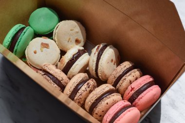 Kağıt kutu içinde çeşitli kurabiyeler.