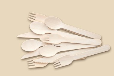Biyolojik çözünebilir tahta bambu bej arka planda tek kullanımlık çatal bıçak takımı
