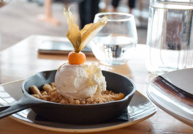 Lokantada demir tepsi ve tatlı.