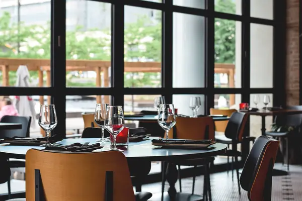 Restorandaki boş masalar misafirler için hazır.