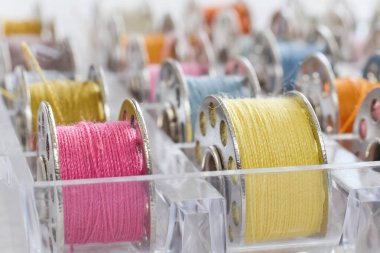 Makro yakın plan renkli dikiş iplikleri.