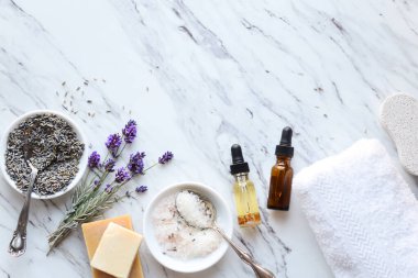 El yapımı sabunlar, temel yağlar, banyo tuzları, kurutulmuş ve taze. 