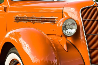 Eski model turuncu Plymouth arabasının yakın görüntüsü