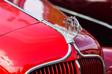 Eski model, parlak kırmızı Plymouth arabasının ön tamponu.