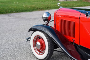 28 Mayıs 2022 - Doğu Gwillimbury, Ontario, Kanada: Yan manzara ve eski 1932 model klasik B Ford klasik araba lastiği