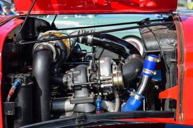 Eski model kırmızı Dodge araba motorunun açık kaput görüntüsü