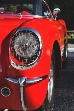 Kapalı ön tampon ve eski model kırmızı Chev 'in farları.