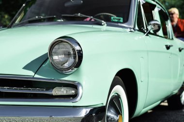 Antika nane yeşili Studebak 'ın ön farını kapat.