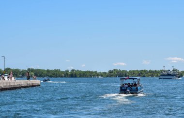 4 Haziran 2022 - Toronto, Ontario, Kanada: Toronto Limanı 'ndaki Ontario Gölü' ndeki Toronto Adası 'na su taksisiyle giden insanlar
