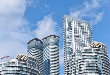 Şehir merkezindeki yüksek katlı apartman binaları