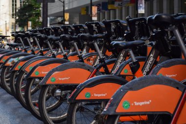 Mandalina bisikleti 5 Ekim 2024 'te Toronto Ontario Kanada şehir merkezinde park edilmiş bisiklet paylaşımı