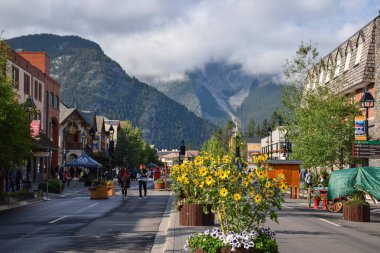 19 Ağustos 2021 - Banff, Alberta, Kanada: Banff kasabasındaki şehir merkezindeki bir turistik bölge ve dağların manzarası