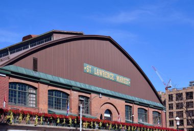 5 Ekim 2024 'te Toronto Ontario Kanada şehir merkezindeki bir binanın arkasındaki St Lawrence Market tabelası.