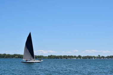 4 Haziran 2022 - Toronto, Ontario, Kanada: Toronto şehir merkezinde Ontario Gölü 'nde yelkenli teknedeki insanlar