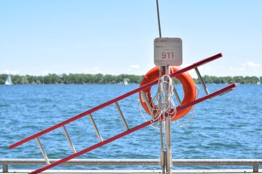 4 Haziran 2022 - Toronto, Ontario, Kanada: Toronto göl kenarında hayat kurtaran ekipmanlar